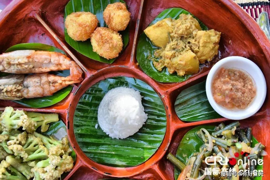 缅甸人常用米粉,面条或炒饭作早点,也有喝咖啡,红茶和吃点心的.