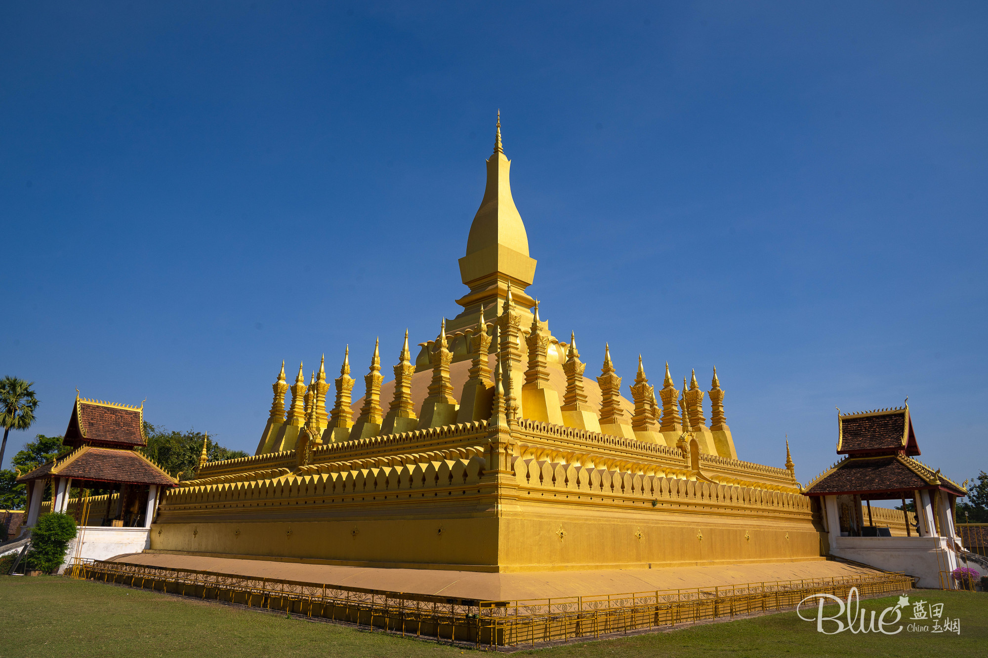 原创去老挝万象大金塔是不能错过的景点还能看到漂亮新娘拍婚纱