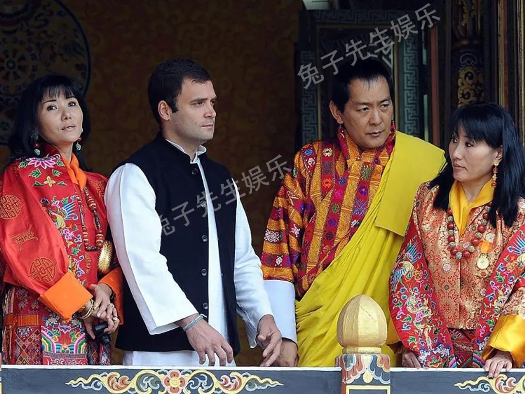 不丹4位王太后好活泼,抢着给外国帅哥拍照,没看到老公脸都黑了