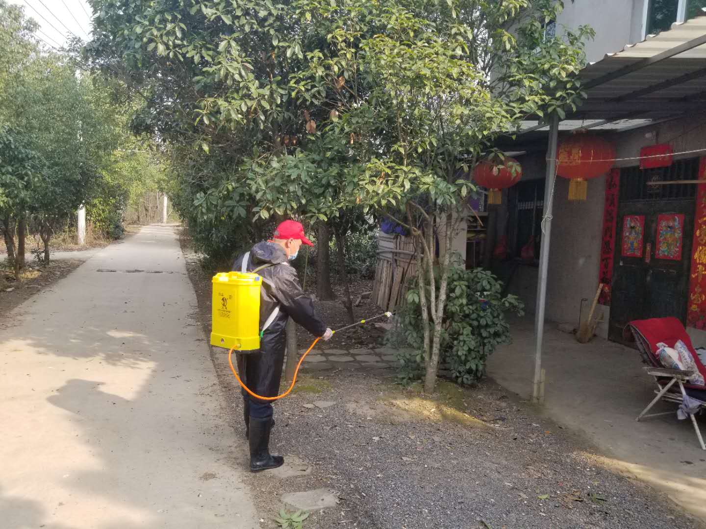 龙泉街福利村工作人员对居家生活区喷消毒液龙泉街福利村工作人员对