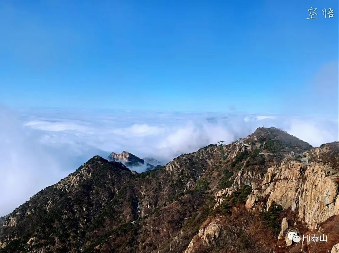 空山新雨后云雾绕泰岱