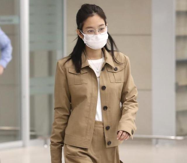 jennie戴口罩走机场意外好看卡其色工装外套又酷又帅自带光芒