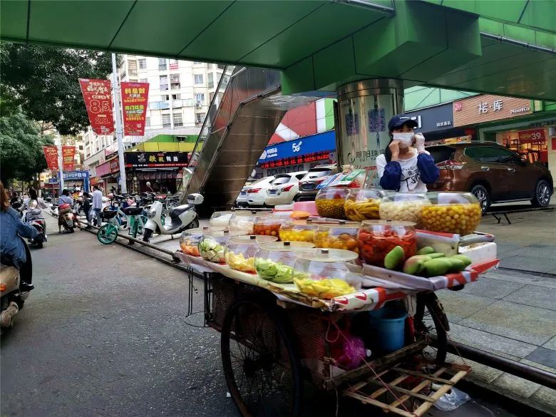 还有钦州特色酸嘢,发现最近很多流动的水果摊和酸野摊,说明人流量真的