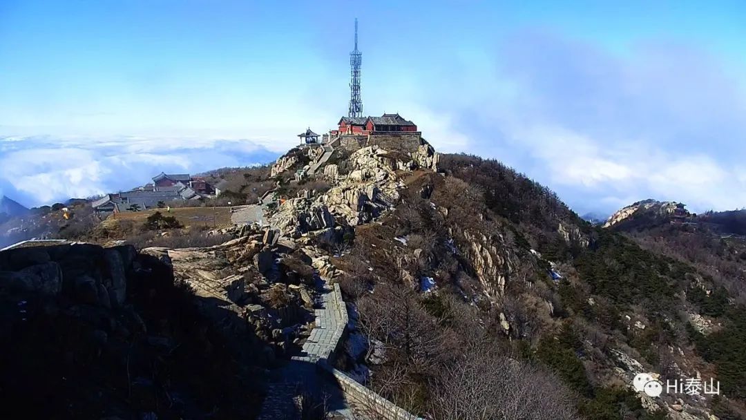 空山新雨后云雾绕泰岱