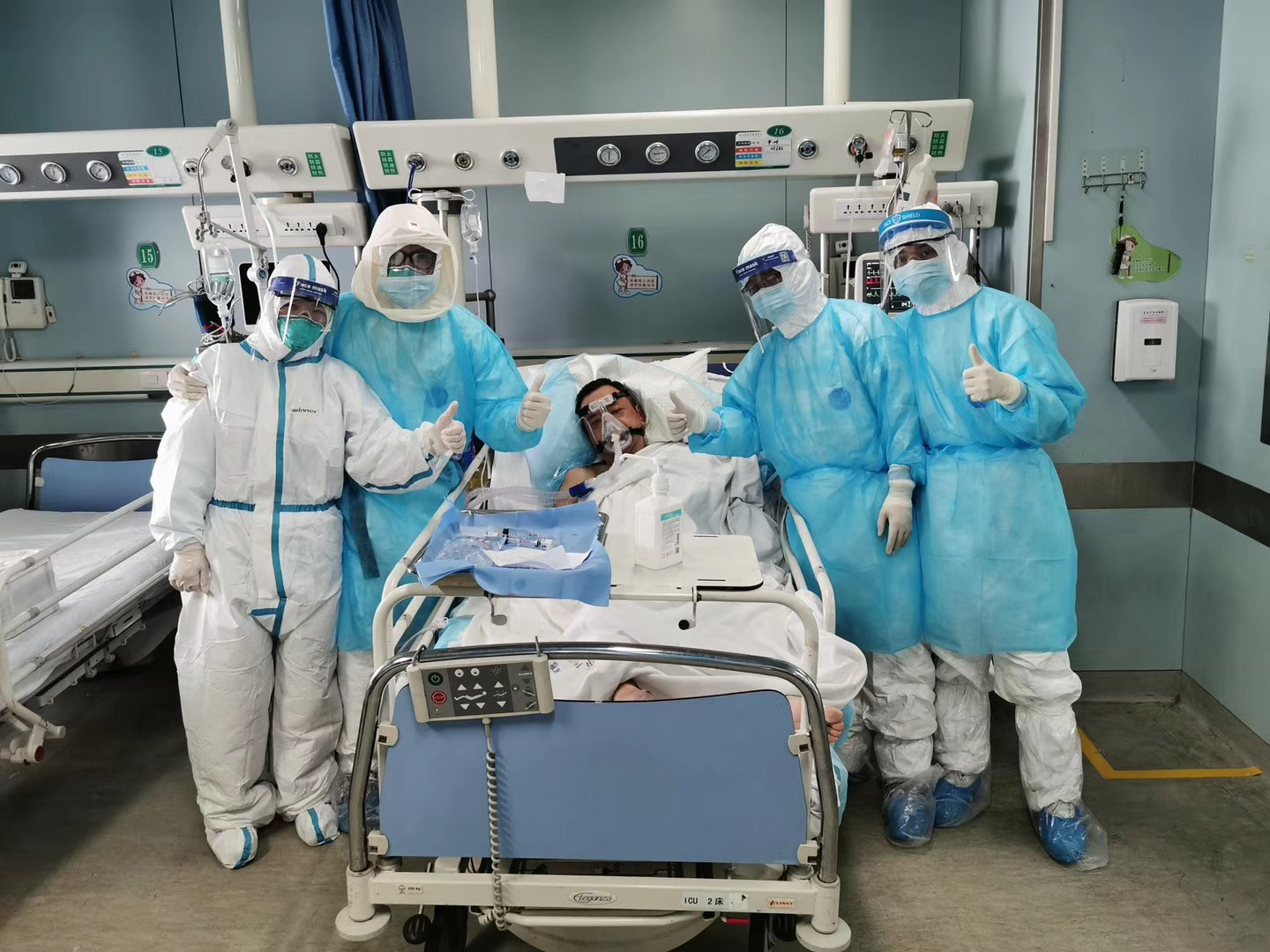 疫情风暴眼中的广东医生奋战两周成功为一新冠肺炎产妇拔管