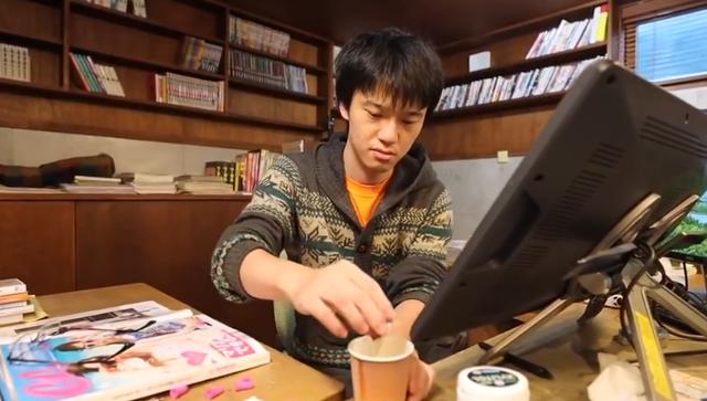 国外媒体跟拍34岁漫画家,作息比绝大多数人规律,看起来才20多岁_工作