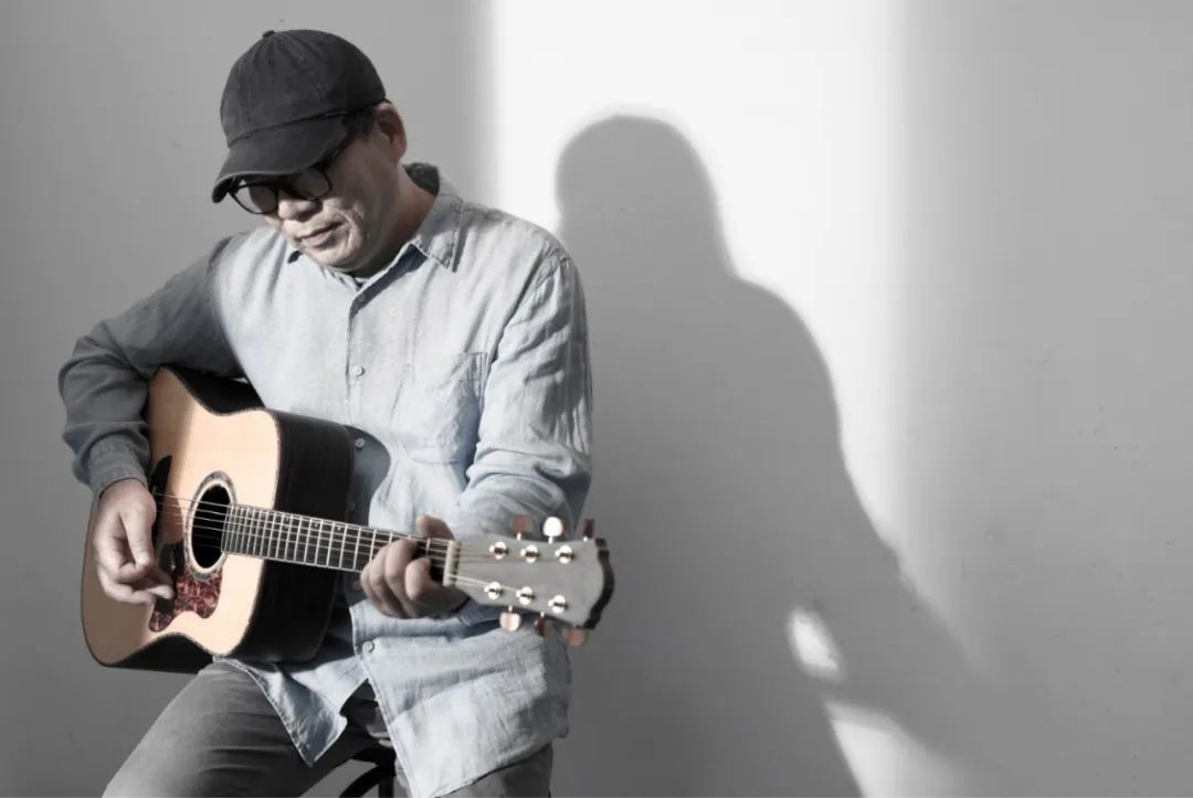 武汉歌手冯翔:大家突然疯传我的歌,我并不欣慰,而是难过 | 以读攻毒