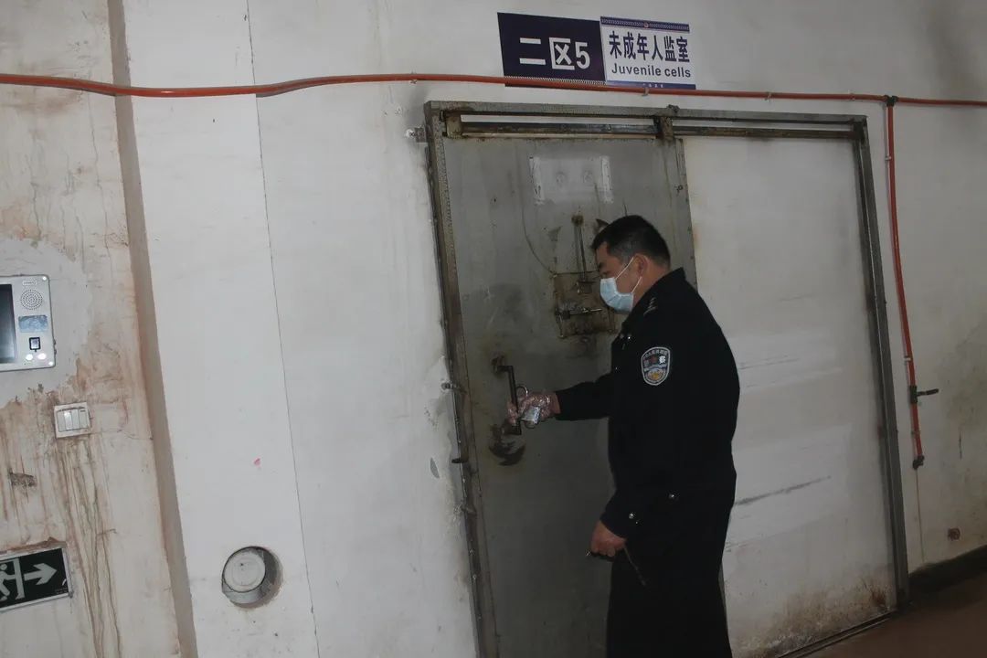 卢勉光正在检查未成年人监室卢勉光是藤县看守所的教导员,在疫情