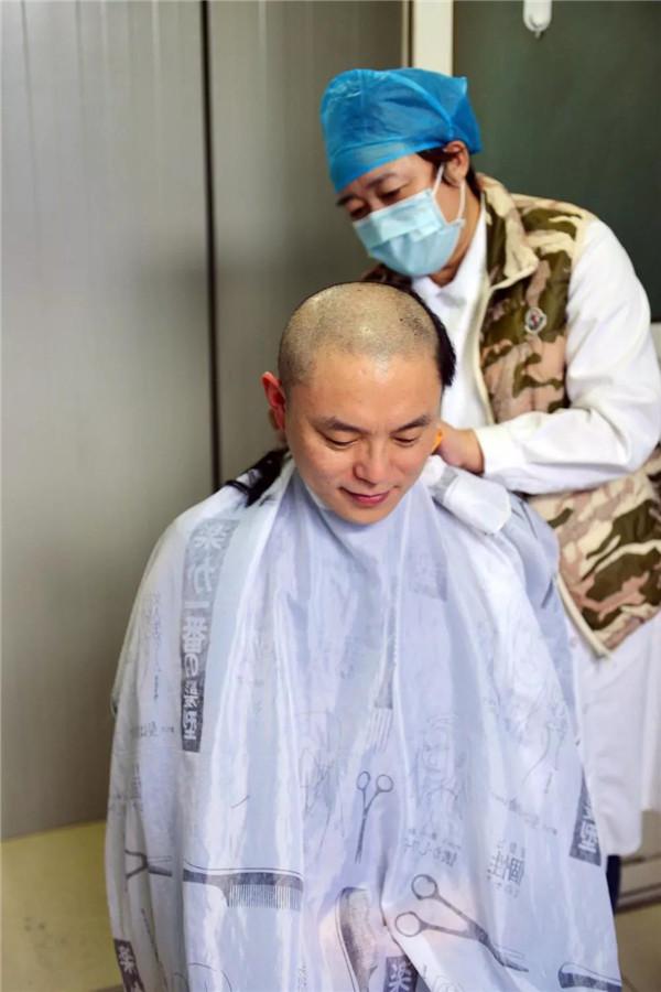泰安市中心医院一线医护人员集体剪短头发,只为更好地战疫