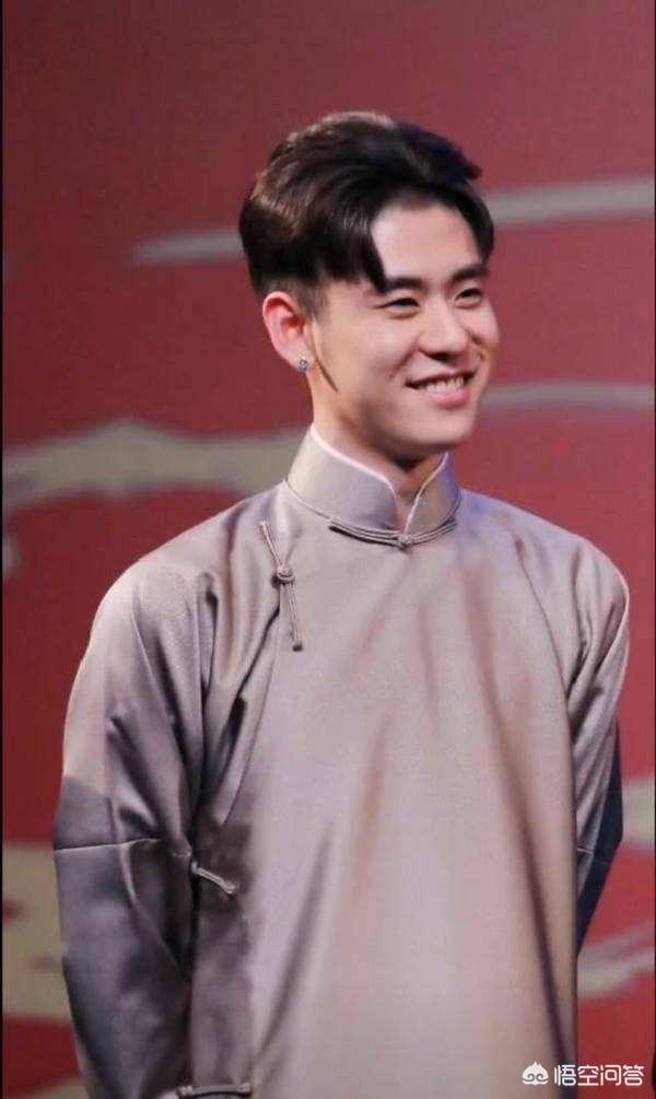 颜值担当,声音低沉性感,被粉丝戏称是吃低音炮长大的,97年的小佚子