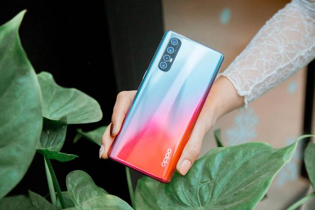 曲面屏手机也分高低?点赞三星华为的视觉效果,oppo收获更多掌声_pro