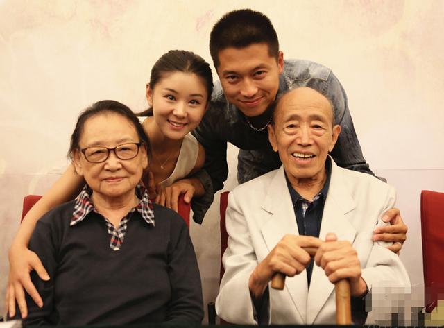 34岁李小萌一家近照,老公为了她从不拍吻戏,夫妻恩恩爱爱超幸福