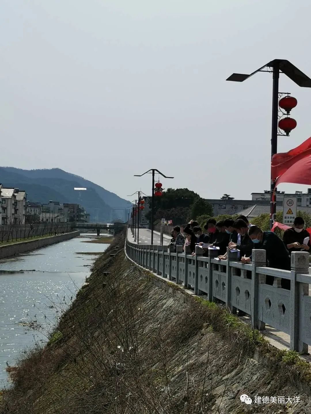 三是加大河库水面打捞保洁力度组织人员对水面河岸进行日常打捞保洁