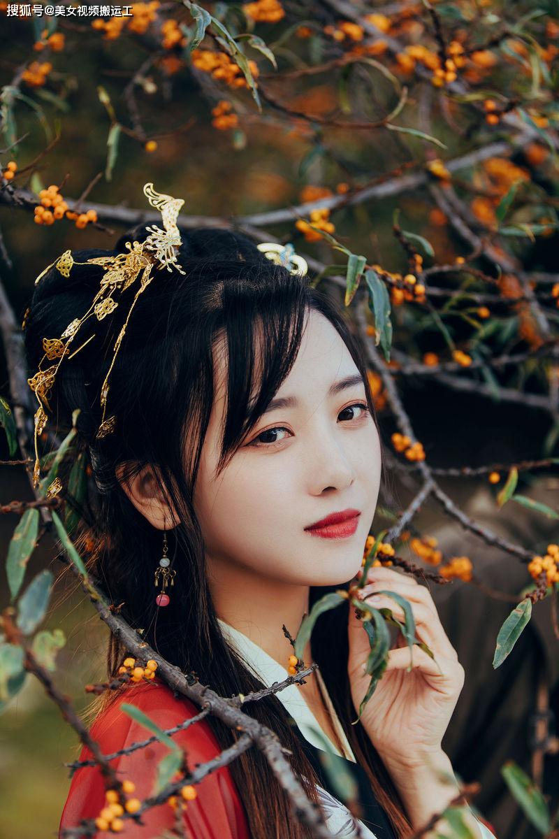 小溪边古风美女美照
