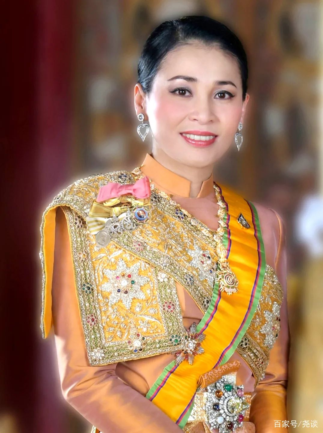 在位仅3月的泰国贵妃诗妮娜已香消玉殒?废黜时一句话令国王泪目