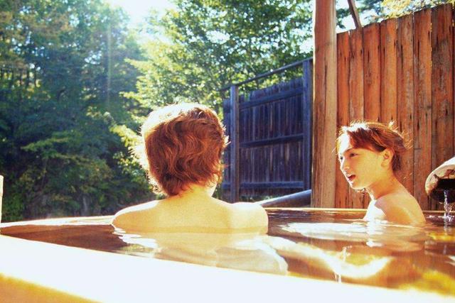 爸爸与17岁女儿共浴令人唏嘘爸爸却说孩子的身体也是我的