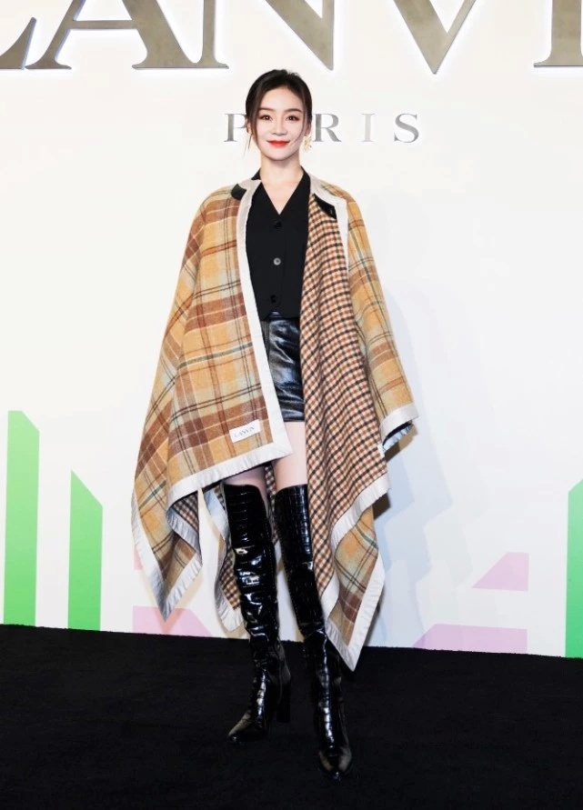 她曾被全网黑"滚出娱乐圈",今长靴穿成堆堆袜,靠鱿鱼腿抢镜!_袁姗姗