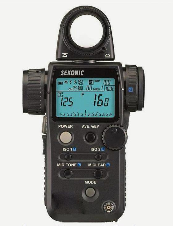 摄影里的测光是通过外置的测光表与相机内的测光系统这两种方式来实现