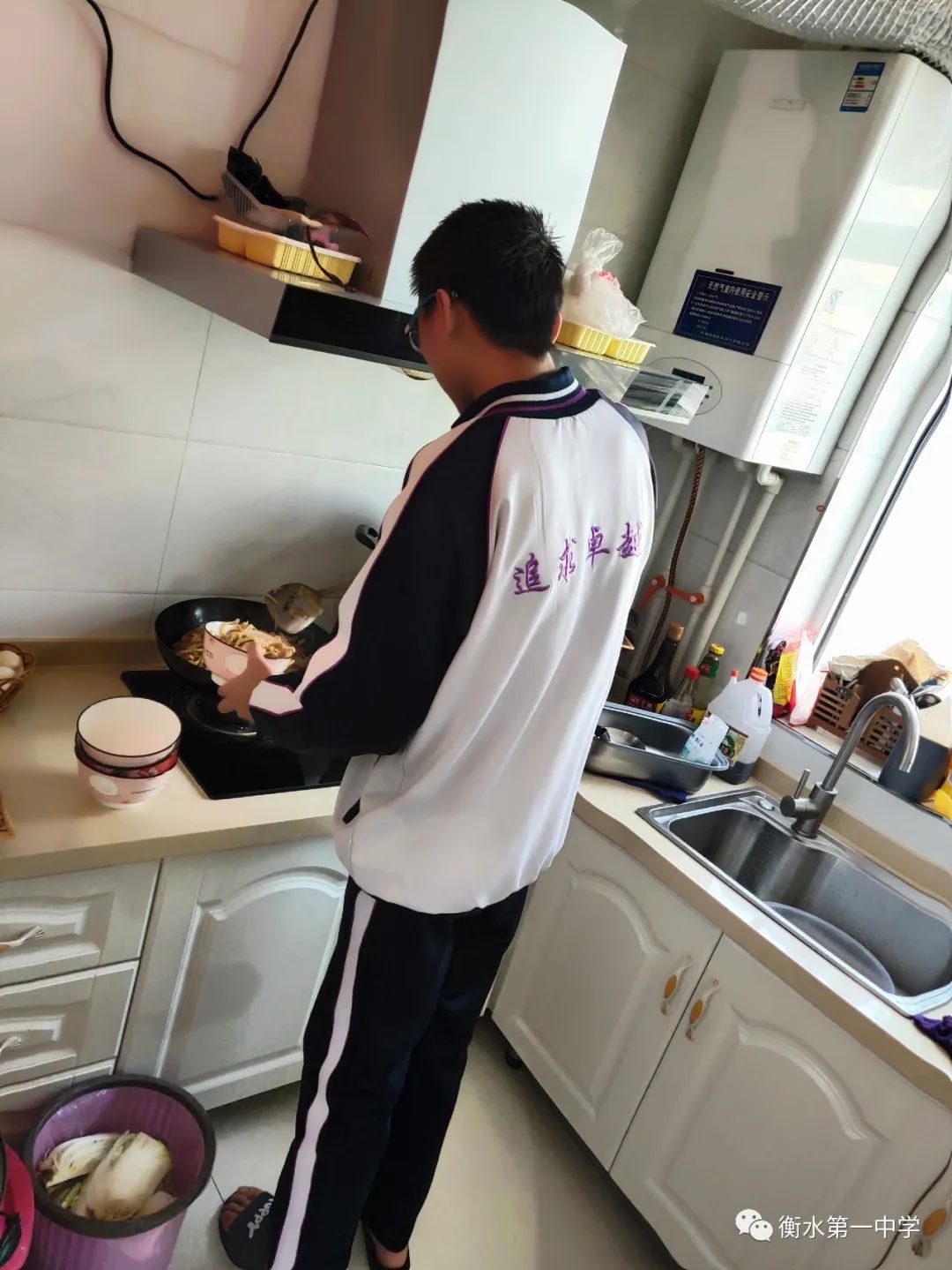 停课不停育高二b部学生居家上劳动教育课