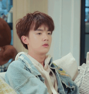 而为了演好这一个"惊"字,李明德会添加许多小细节和表情充实它~也难怪