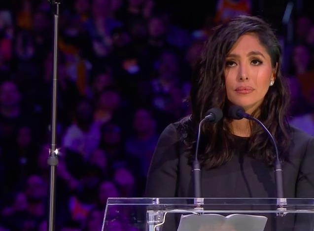 瓦妮莎亮相面容憔悴上台致辞边讲边哭一度哽咽失语让人心碎