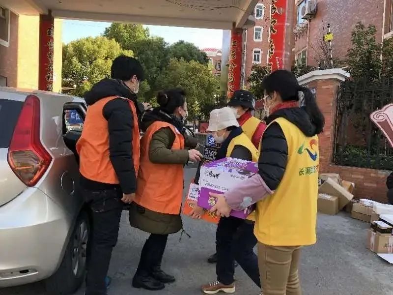 战疫进行时看杨浦有一群身穿黄马甲的快递小哥