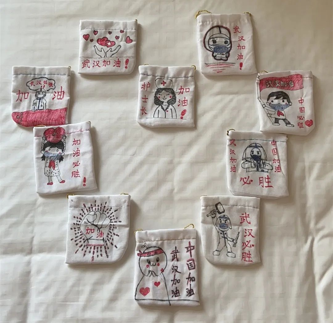 肩膀的白色条带↓在创意满满的医护人员手中就变成了哆啦a梦的百宝袋!