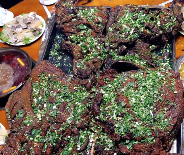 敬汉卿花万元吃烤全牛二百斤的牛烤了九个多小时看着都很过瘾