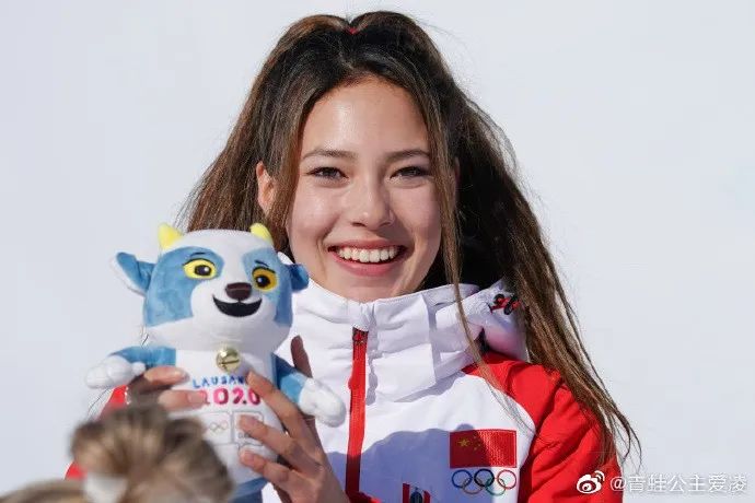 谷爱凌的粉丝"黄觉"还问过谷爱凌妈妈怎么教出这样的女儿,妈妈的回答