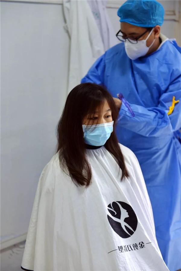 泰安市中心医院一线医护人员集体剪短头发只为更好地战疫