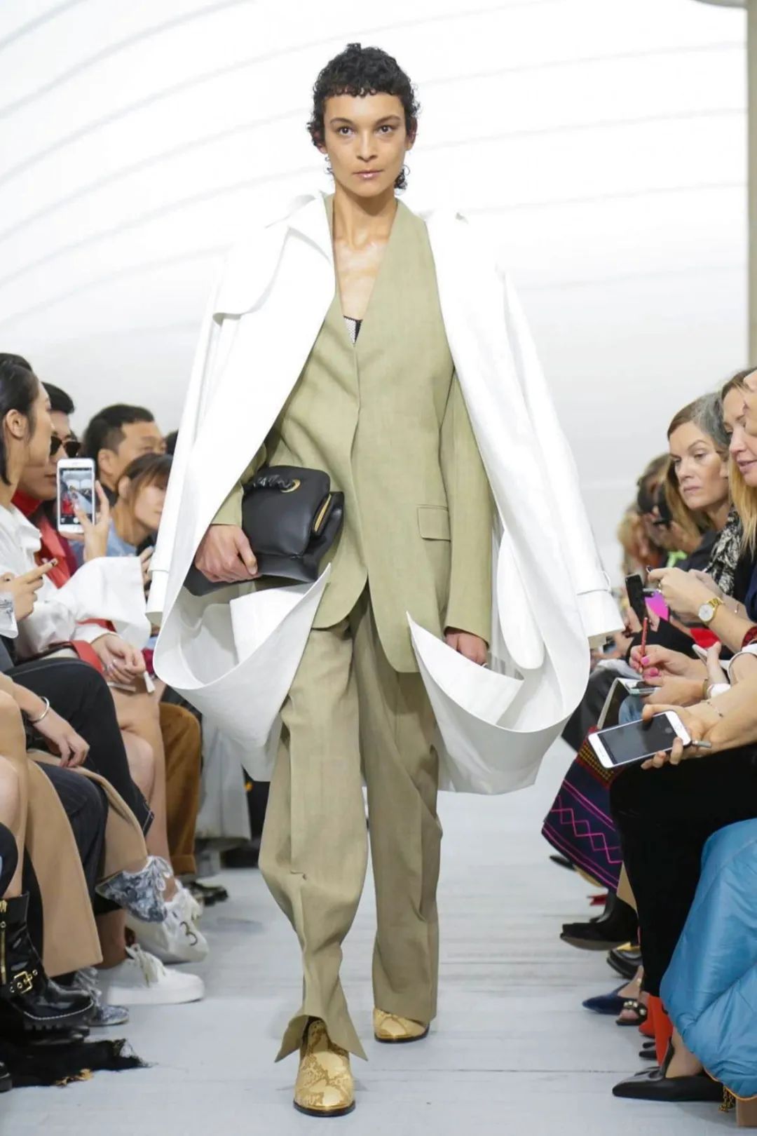 这个曾经"掏空"我钱包的女人又回来了?_phoebe