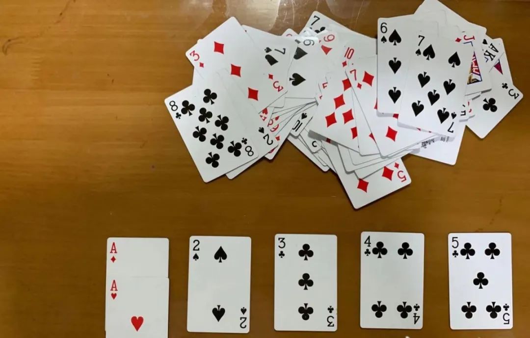 陪娃没招了厉害的爸妈用一副扑克牌玩出10种变聪明游戏