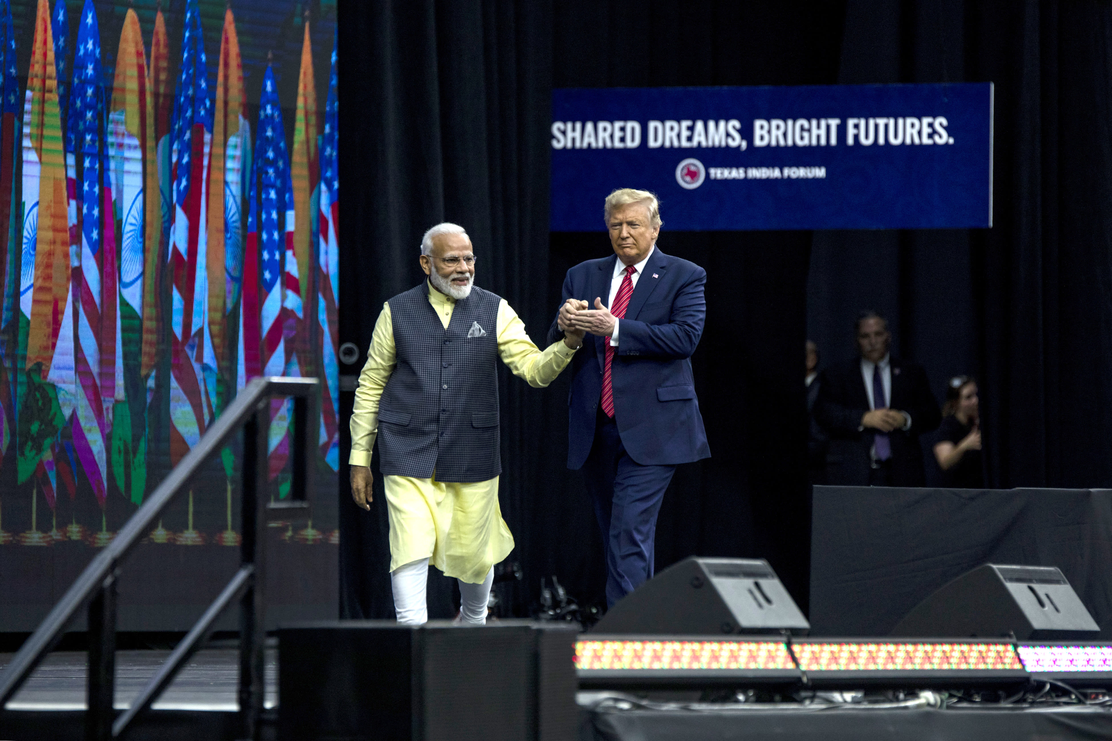 特朗普首访印度,从你好到回去吧