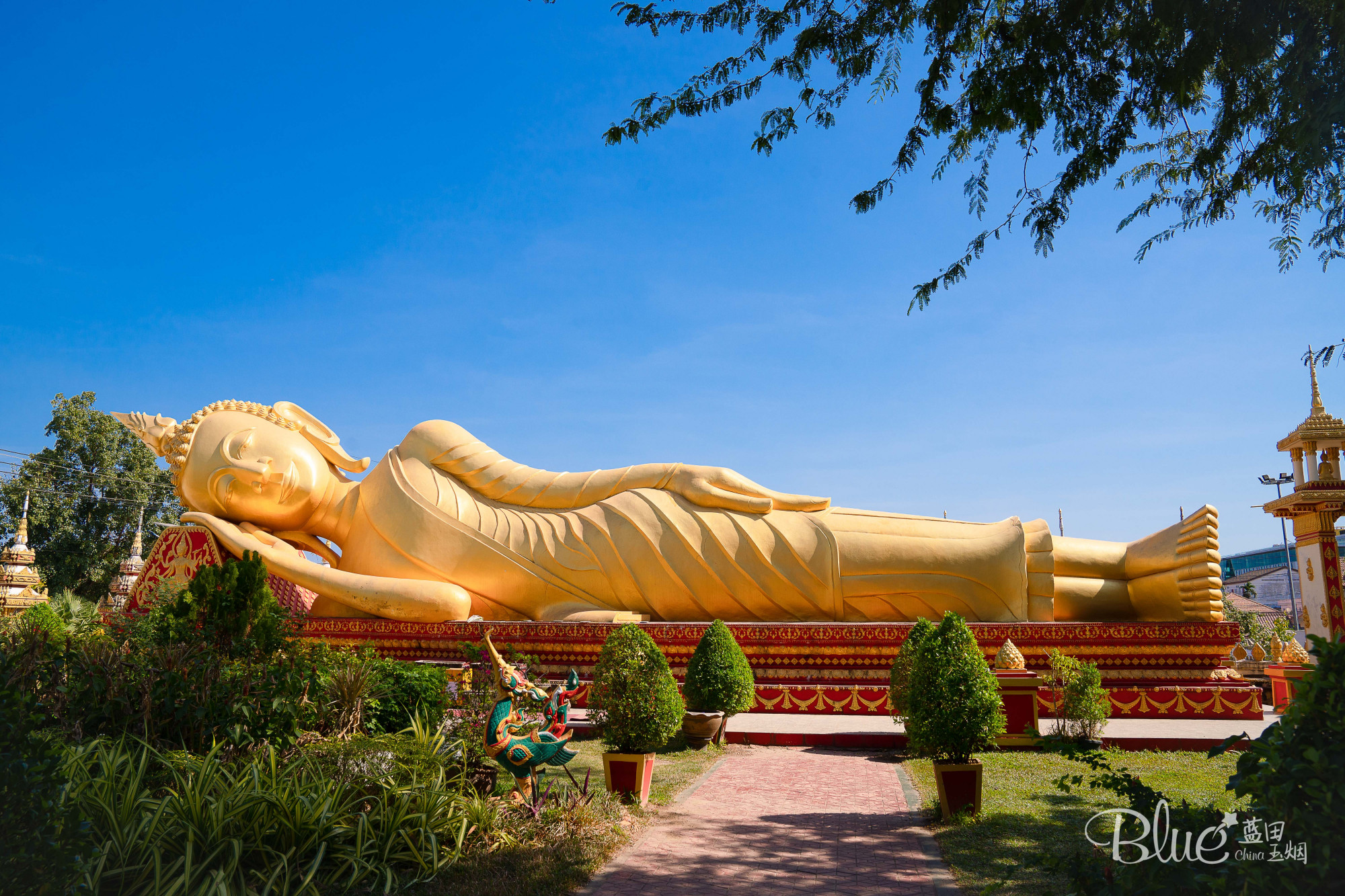 原创去老挝万象大金塔是不能错过的景点还能看到漂亮新娘拍婚纱