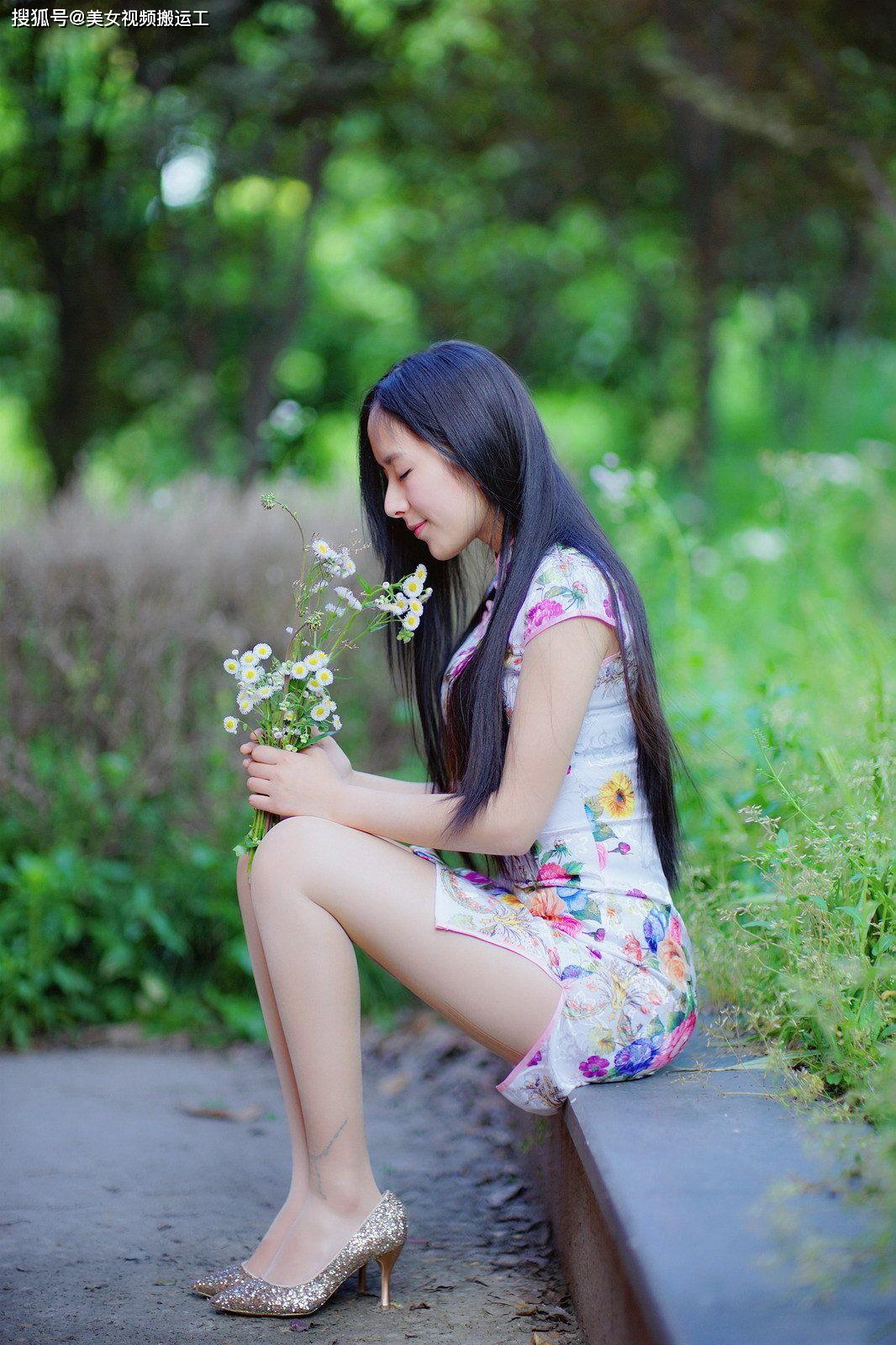 长发飘逸美女公园随拍