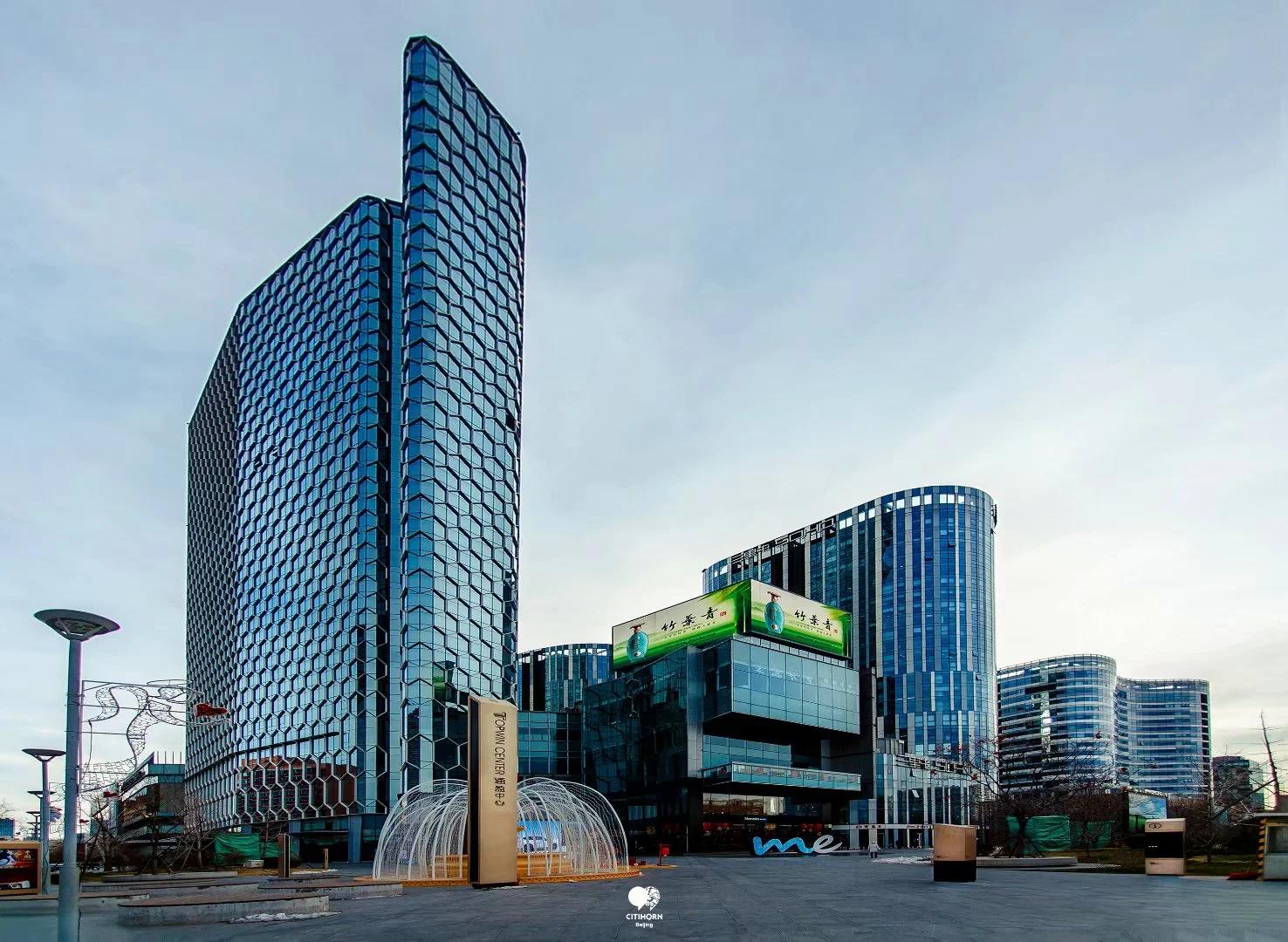 3大厦,走在繁华又养眼的三里屯街区,我们都曾是人海中最亮眼的那一个.