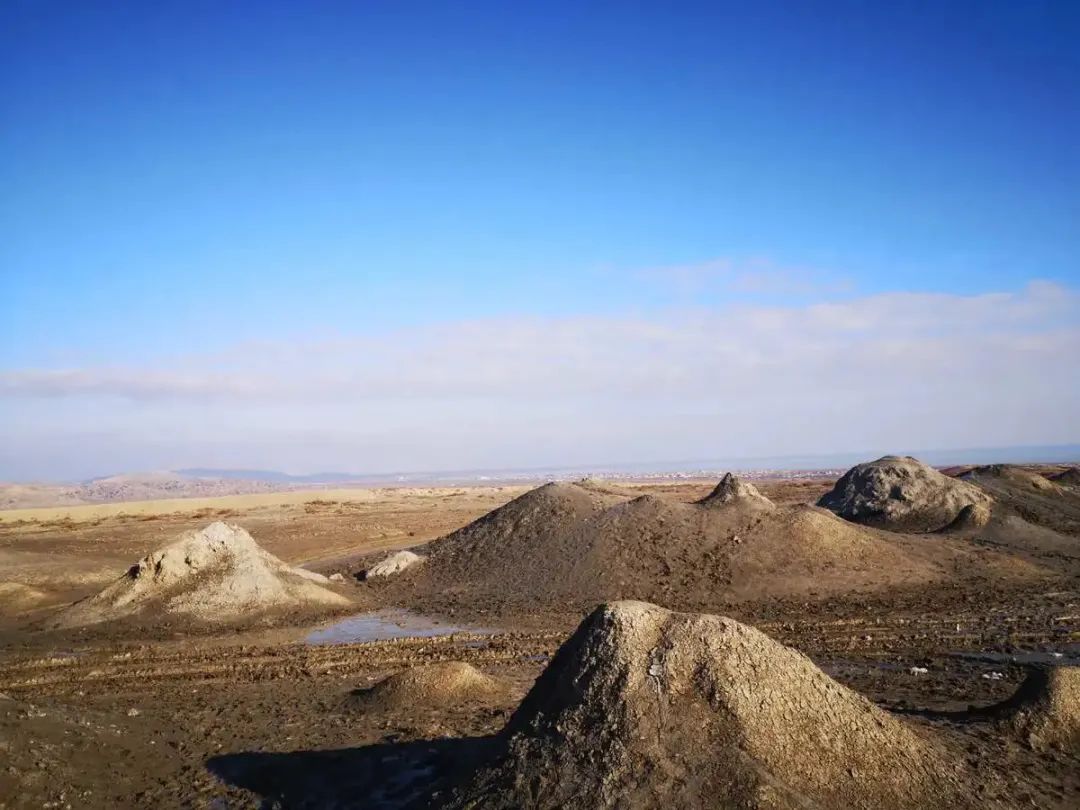 偶然噗嗤一下噴出一個泡泡,雖然叫火山,泥漿卻是冷的