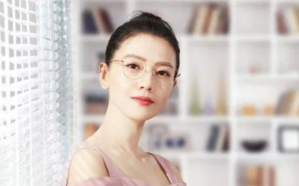 高圆圆戴眼镜,本以为戴墨镜最美,没想到戴近视眼镜也很养眼