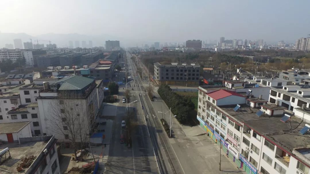 很长一段时间,西峡城区空荡荡,很多人都乖乖地躲在家里.