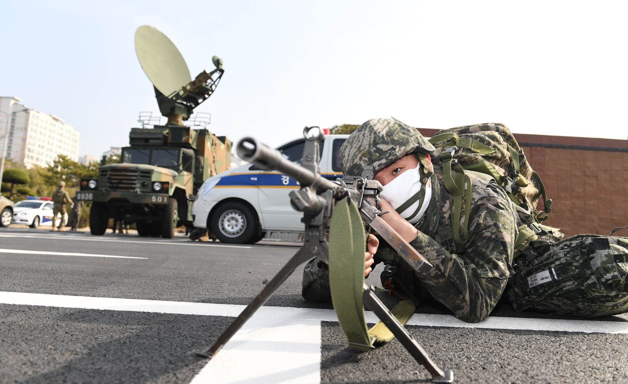 【环球网军事报道】韩国海军镇海海军基地近日开展反恐演习,出动了100