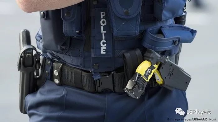 可以看到,在执勤腰带上的泰瑟电击枪不仅颜色上与勤务用枪有巨大区别