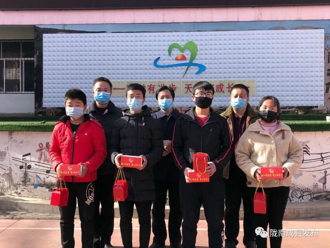 助力中考成县又有33部爱心手机送到受助学生手中