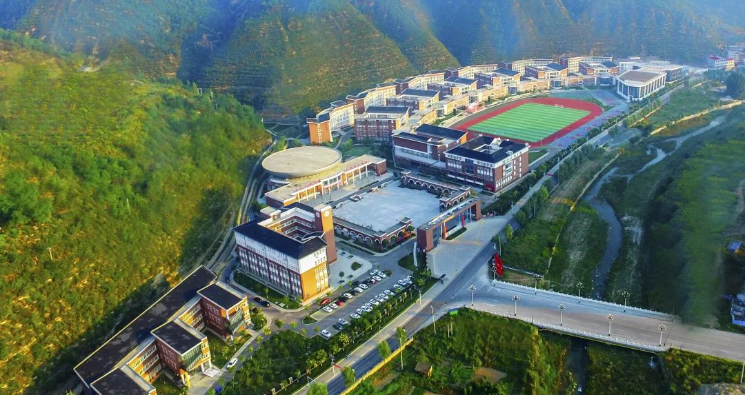 陕西省宜川县中学位于宜川县丹州新区,是宜川县唯一一所公办高级中学