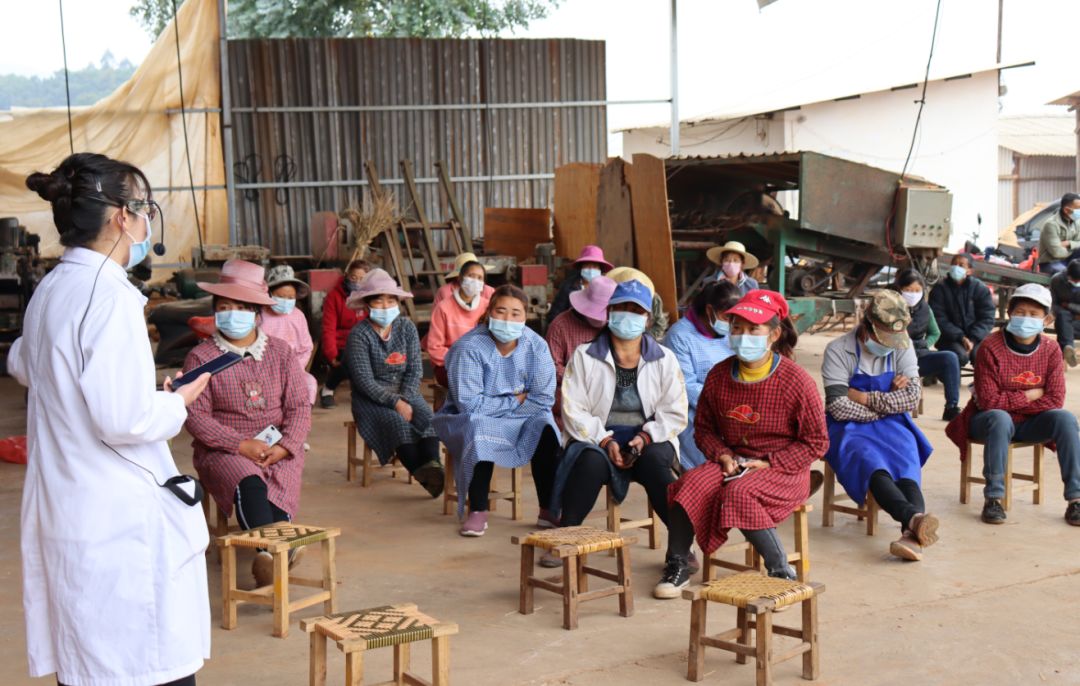 保山安利医院赴丙麻乡明兴木材加工厂对复工人员进行疫情防护健康知识