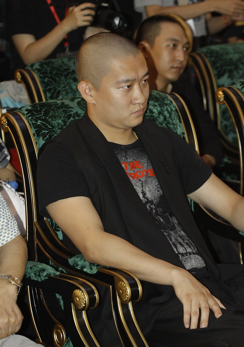 郭德纲这样做是完完全全断了弟子的后路,曹云金也不再忍让,在微博发表