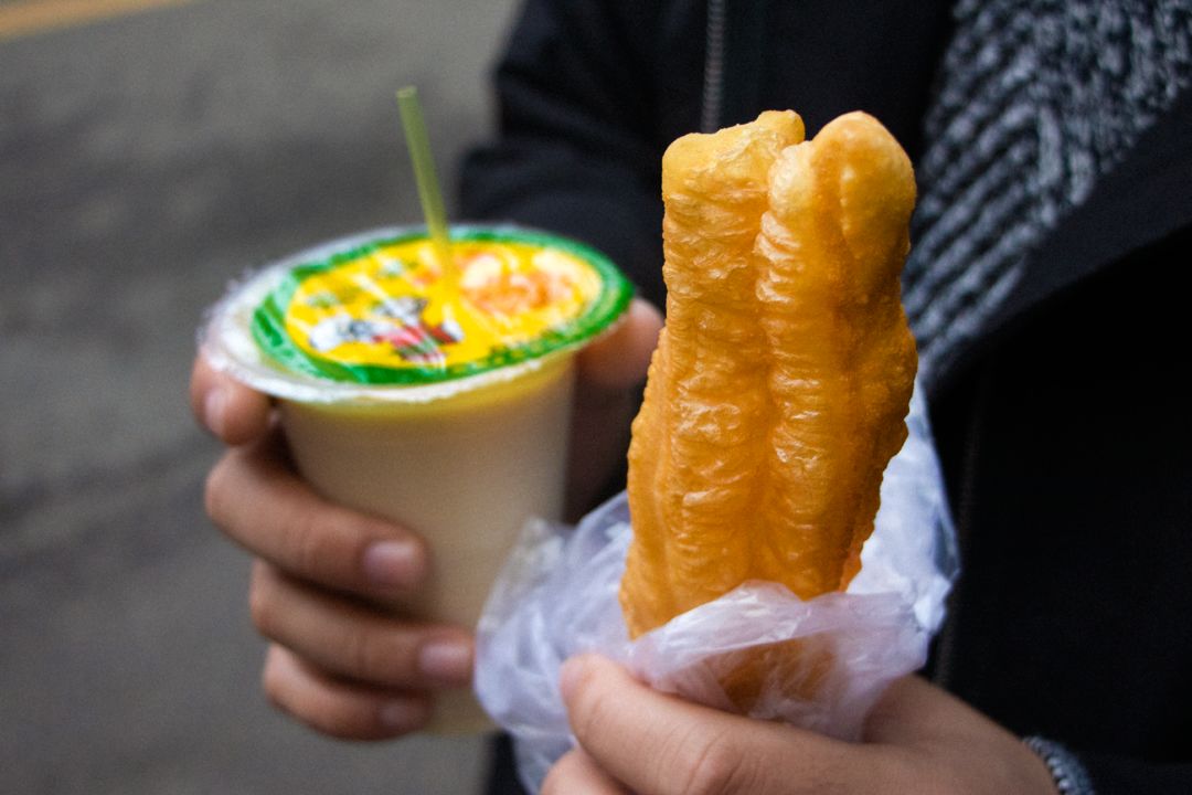 西街徐叔的油条铺,1元一根的油条,搭配1元的豆浆,足以填饱肚子.