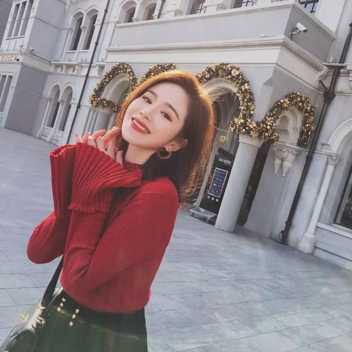 2017年12月6日,主播大英子在上海外滩拍摄双十二新款服装