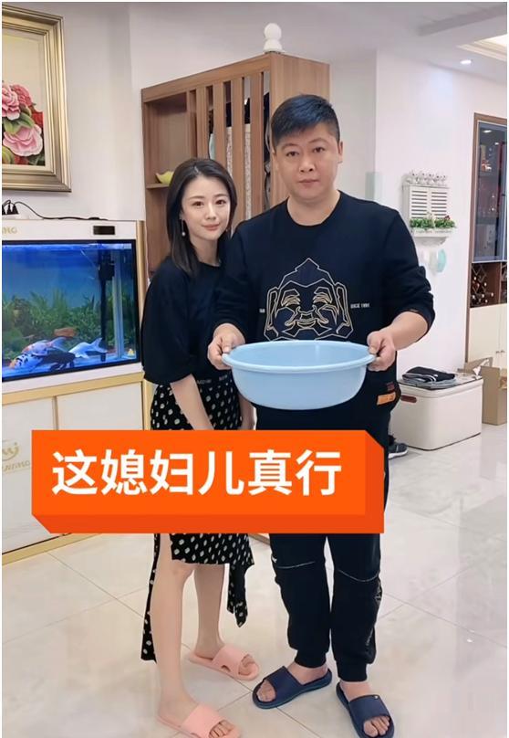 平台上晒出了和娇妻的一段视频,并且在视频画面中配文"这媳妇儿真行"