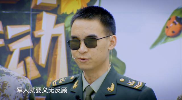 "排雷英雄战士"伤愈后与边民重聚!