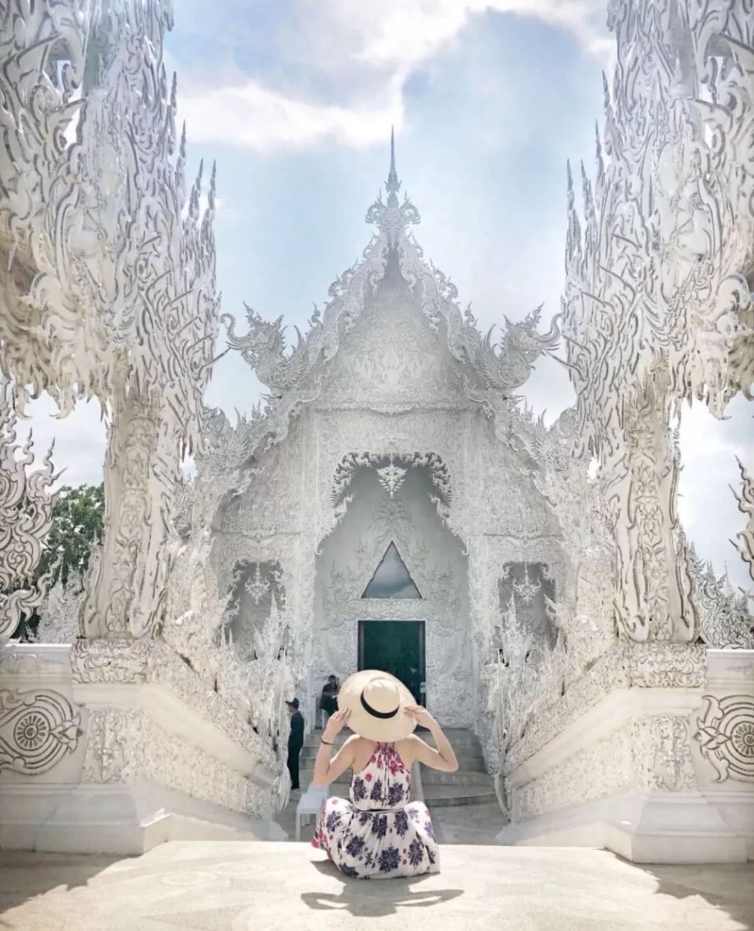 在泰国寺庙并不少可是白庙黑庙尤为独特